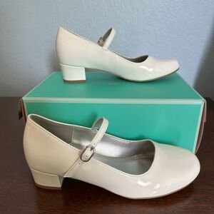 Girls white low heel dress shoe, youth size 2